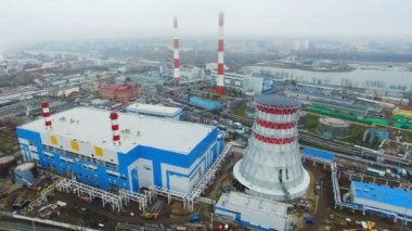 Drone görünümü termik santral endüstriyel binalar ve kuleleri ile yakıt tarafından elektrik enerjisi üretir