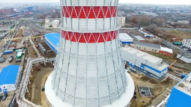 秋の景観に対する熱電発電領土を超える巨大な冷却塔上からの眺め — ストック動画