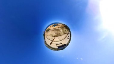 Karşı parlak güneş ışığı altında okyanus güzel deniz manzarası kum uçurum boyunca küçük küçük gezegen 360 derece modern otomobil sürücüleri