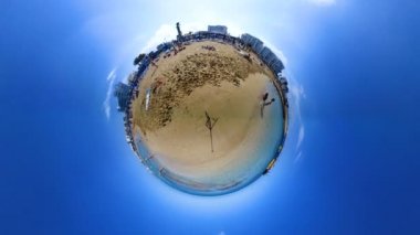 Küçük gezegen 360 derece turist eğlenceli yüzme ve huzurlu deniz tarafından yıkanmış kum Plajı üzerinde yalan