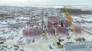 Üst görünüm endüstriyel bina modelleri termal elektrik santrali, kış aylarında karla kaplı