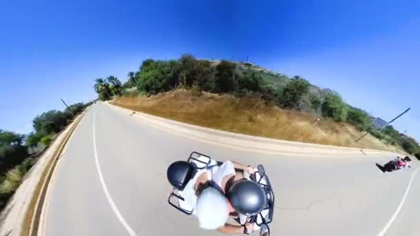 Pequeño Planeta 360 Grados Chico Casco Paseos Moto Largo Camino — Vídeo de stock