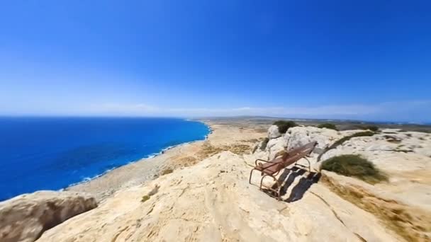 Gezegen Ahşap Bank Etkileyici Deniz Manzarası Gökyüzü Ufuk Karşı Cliff — Stok video
