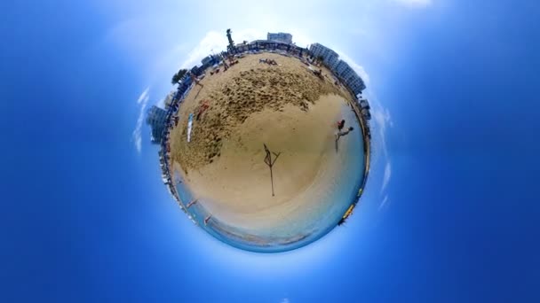 Kleine Planeet 360 Graden Toeristen Veel Plezier Zwemmen Liggen Zand — Stockvideo