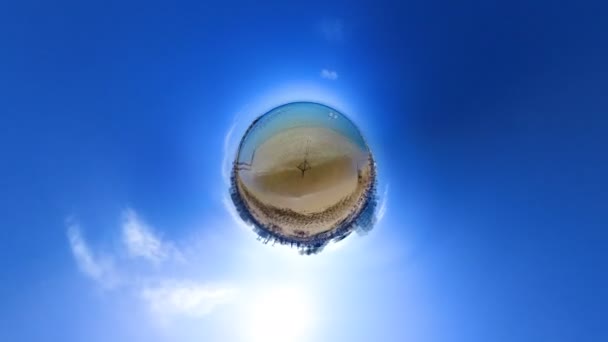 Kanin Hål Planeten Människor Har Rest Sand Stranden Mot Resort — Stockvideo