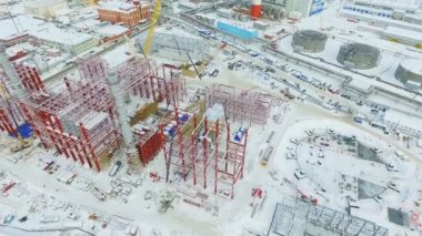 Termik santral karla kaplı toprakları binalar İnşaat ve soğuk havalarda duman kuleleri altında