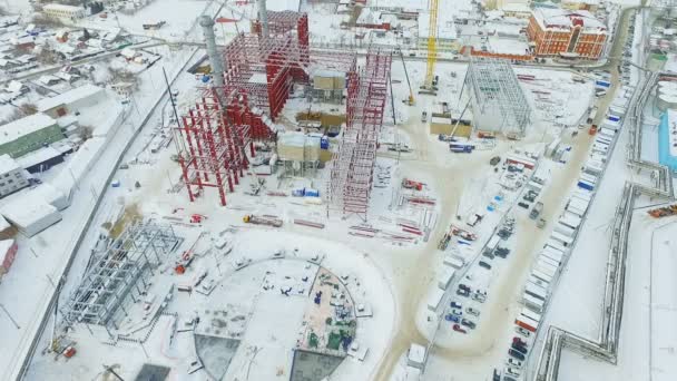 雪の降る冬の未完成ワーク ショップ建物ドローン ビュー巨大熱電発電所地域 — ストック動画