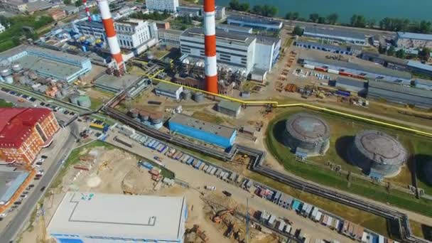 Panorama Constructiewerkplaatsen Met Tanks Rook Torens Bij Thermo Elektrische Power — Stockvideo