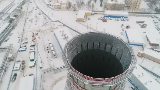 冬に雪でプロセスを冷却製品の高いタワーのパノラマ ビュー トップ — ストック動画