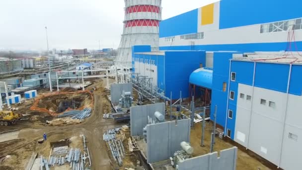 现代热电站施工中的上部视图未完工结构和工业厂房 — 图库视频影像