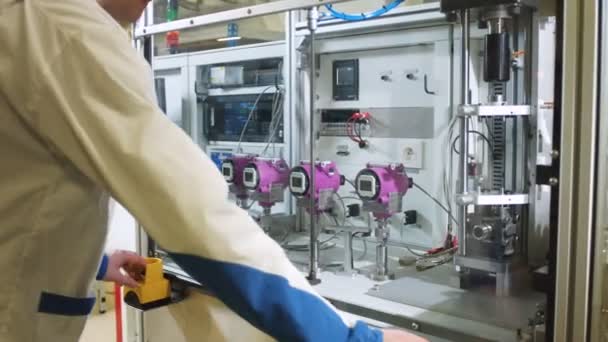 Nahaufnahme Mitarbeiter Drückt Taste Glasvitrine Öffnen Elektrische Geräte Auf Dem — Stockvideo