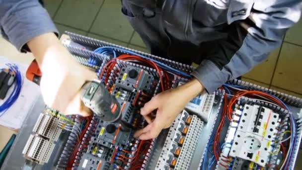 Trabajador Vista Superior Tornillos Capa Gris Con Taladro Potente Tablero — Vídeo de stock