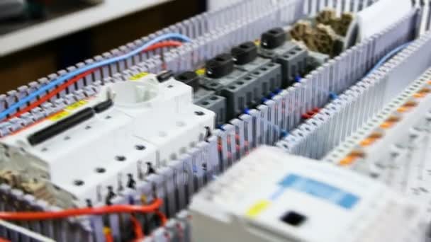 Birleştirilmiş Anahtar Kartı Ile Kabloları Düğme Elektrikçi Çalışma Tablosu Atölye — Stok video
