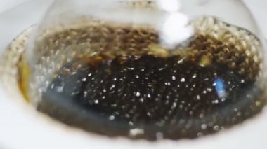 Aydınlık fabrika laboratuvar modern bilimin ekipmanlarıyla yüceltilmiş makro ham karanlık yağı