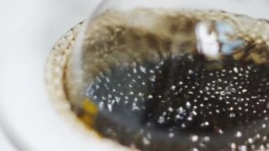 Makro hareket siyah ham petrol ile sıvı iç kaplı cam altında yüzeyinde kabarcıkları ile distile