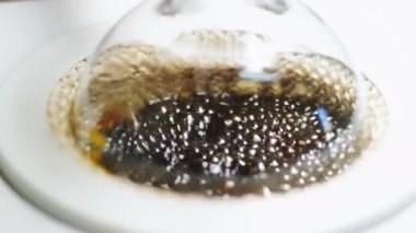 Closeup ham petrol laboratuar cihaz ve net petrol ile asansörler yukarı modern laboratuvar tüpünde ampul boyunca yüceltilmiş