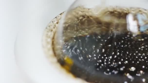 Macro Motie Afgelopen Gekookt Gesublimeerd Ruwe Zwarte Olie Met Bubbels — Stockvideo