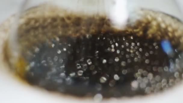 Macro Hervido Aceite Crudo Proceso Sublimación Bajo Vidrio Una Planta — Vídeo de stock