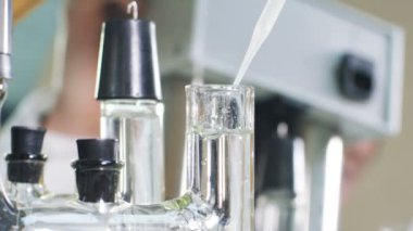 Closeup laboratuvar pipet ışık odada açık petrol sıvı ile dolu cam İnşaat incelemek
