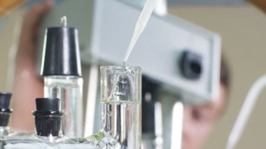 Closeup net petrol rafineri tesisi laboratuvar cam tüplerde ile modern test cihazı pipet dökülür