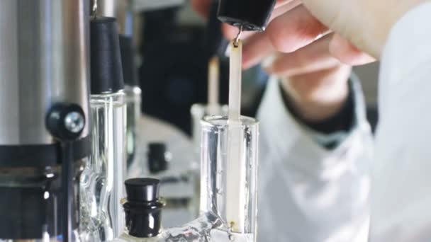 Медленное Движение Лаборант Вынимает Металлические Пластины Прозрачной Жидкости Извлеченной Нефти — стоковое видео
