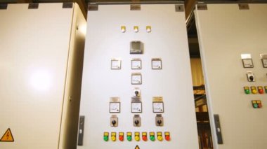 Closeup satır ile renkli lambalar ve anahtarlayıcıları atölyesinde Elektrik aygıtlar için yüksek beyaz dolapları