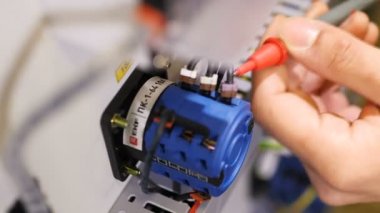 işçi mevcut durumu metre ile bağlantı kurma denetler