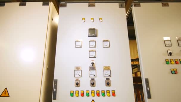 车间电气设备用彩色灯和切换器的高级白色橱柜特写排 — 图库视频影像