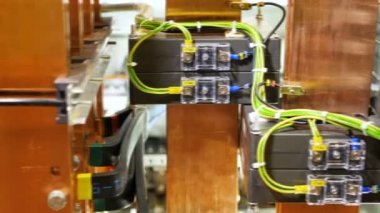 elektrik ekipmanları ile geçiş panosu teller bağlı