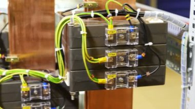 Elektrik aygıtlar için kabine yardımcı modülleri için teller bağlı