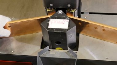 makine sac şişiriyor ve alt ayrıntı bağlama alır