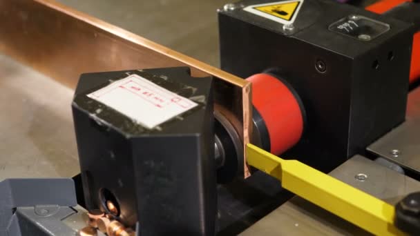 Máquina hace agujeros en la hoja de cobre en la que los cables montados — Vídeos de Stock