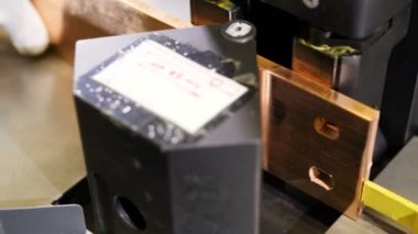 kişi tutar bakır levha ve makine virajlı dik açıyla