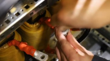 çalışan zımba delik koyar ve tel aracıyla giderir