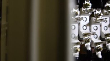 elektrik kullanım bölgelere yönlendirerek geçiş panosu bileşenleri