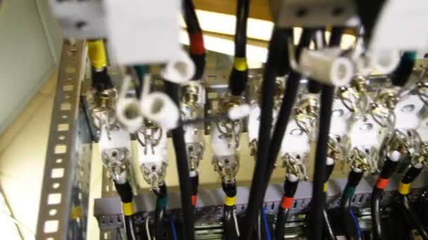 Cables eléctricos y componentes instalados en el gabinete de alimentación de red — Vídeo de stock