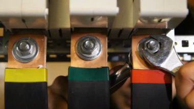 çalışan elektrikli cihazlar için teknolojik kabine yükler