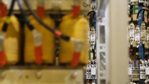 Dispositivos y cables montados en el gabinete distribuyen electricidad — Vídeos de Stock