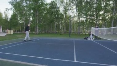 Çocuklar park arasında voleybol spor zemin ile top oynamak