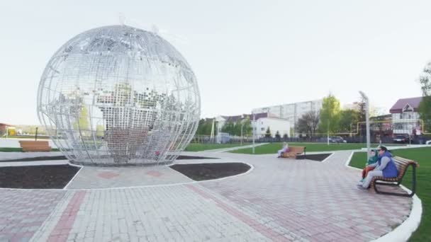 Stora moderna glas tallrikar globe skulpturen på torget — Stockvideo