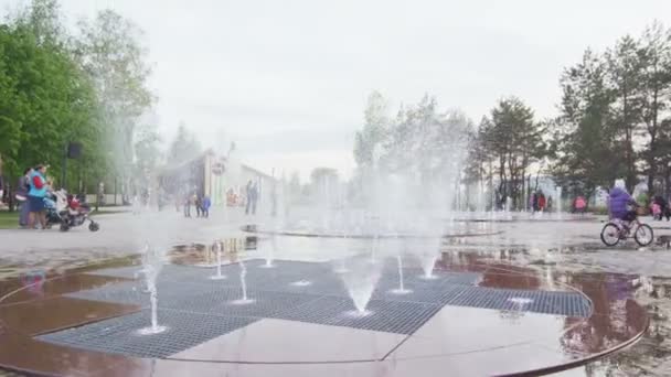 Bambini andare in bicicletta e giocare sulla piazza della città con fontana — Video Stock
