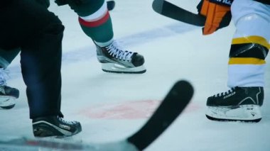 ağır çekim face-off puck çubukları ve patenler arasında aşağı düşüyor