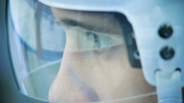 ağır çekim hokey oyuncu bakışta cam koruyucu arkasından