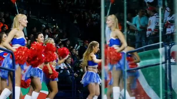 Slow motion cheerleaders dans in de buurt van stands op pauze — Stockvideo