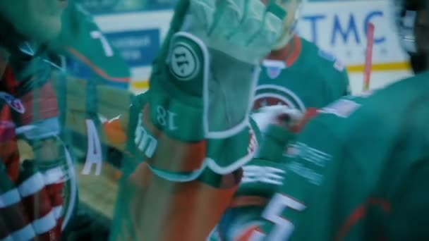 Ralenti vue rapprochée joueurs de hockey saluent gants de poinçonnage — Video