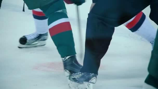 Slow motion hockeyspelers strijden voor puck na face-off — Stockvideo