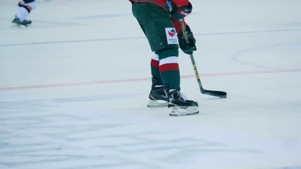 Slow motion player handles puck with stick during intermission — Stock Video