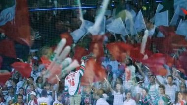 ağır çekim fan kalabalık dalgalar bayraklar balonlar ayakları üzerinde afiş