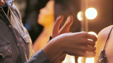 Kız sanatçı makyaj lüks elbiseli güzel oyuncu için professional ile yapar