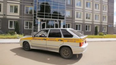 güvenlik şirketi otomobil sürücüsü silahlı adamlar bina kadar ofise çalıştırmak